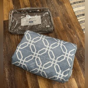 Like new, Charisma down alternative blanket, reversible, QUEEN